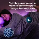 Mujer descansando bajo la manta Cecotec HeatConfort Weighted de 9 kg