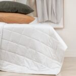 Manta pesada CURA Pearl Classic sobre una cama
