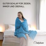 Mujer tapada con la manta con peso Dailydream