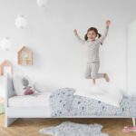 Niña en su habitación con la manta Dailydream