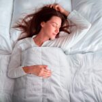 Mujer durmiendo con la manta pesada Feluna