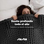 Mujer tapada con la manta de punto grueso SIESTA