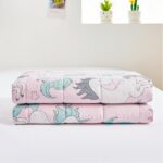 Manta Sleepymoon de unicornios doblada
