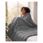 Mujer descansando con la manta Utopia Bedding