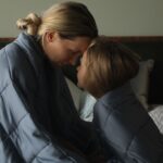 Madre e hija tapadas con la manta YnM de bambú
